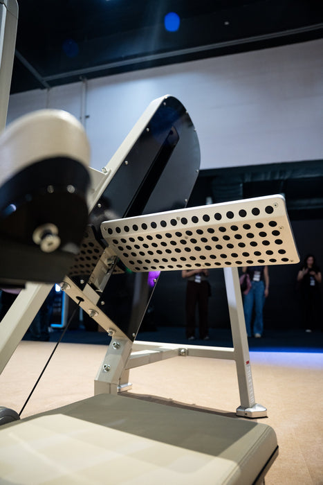 Gluteleader Prone Glute Machine GL-1007 anti-slip foot platform detail